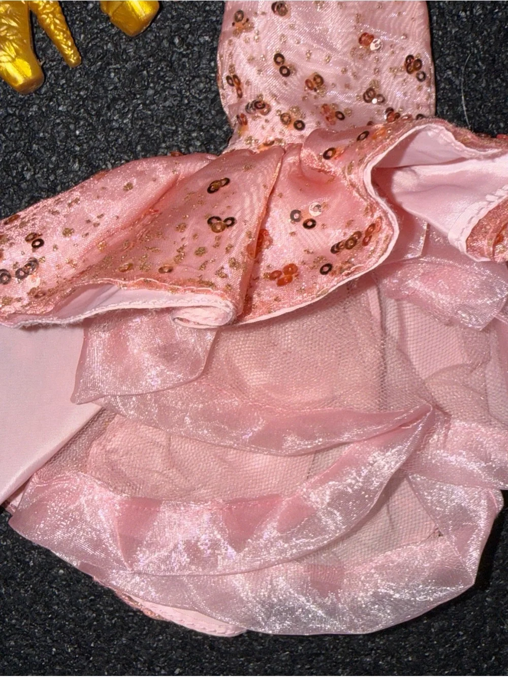 Rainbow high pink dress and gold shoes